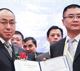 全球十大毕博 BearimgPont 中国区总监(左)<br/>为 CMC 颁发证书