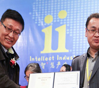 中国社科院专家、处长、研究生导师(左)<br/>为 CMC 颁发证书