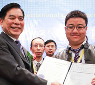 广东省经信委.省中小企业局局长(左)<br/>为 CMC 颁发证书